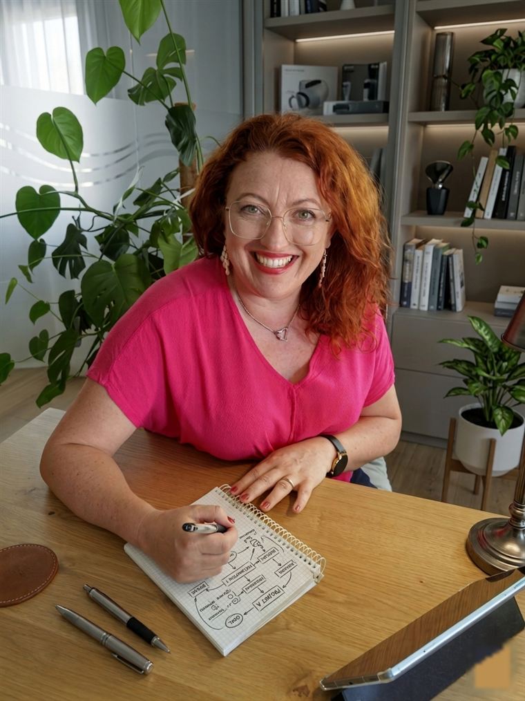 Helena Christ notiert Ideen für ein KI-Avatar-Skript in ihrem Notizbuch